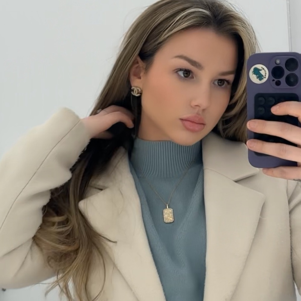 Meet your Posher, Cassandra